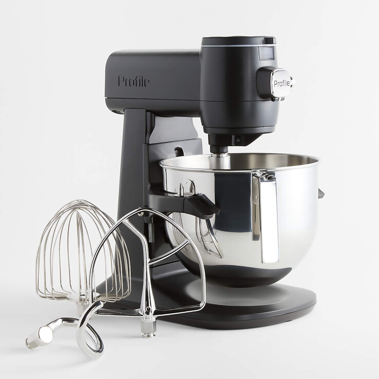 De GE Profile Smart Mixer wordt geleverd met een roestvrijstalen kom, klopper, garde, deeghaak en plastic schild. (Beeldbron: Crate and Barrel)