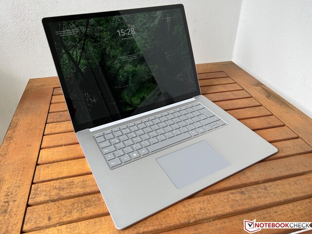 De 15-inch Surface Laptop heeft een prachtig beeldscherm dat net zo scherp is als dat van de nieuwe Air (Afbeelding bron: Notebookcheck)