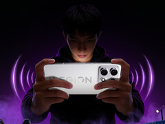 De Legion Y70 2026 wordt op 19 mei in China uitgebracht. Afgebeeld: een promofoto waarop de witte kleuroptie van de telefoon te zien is.