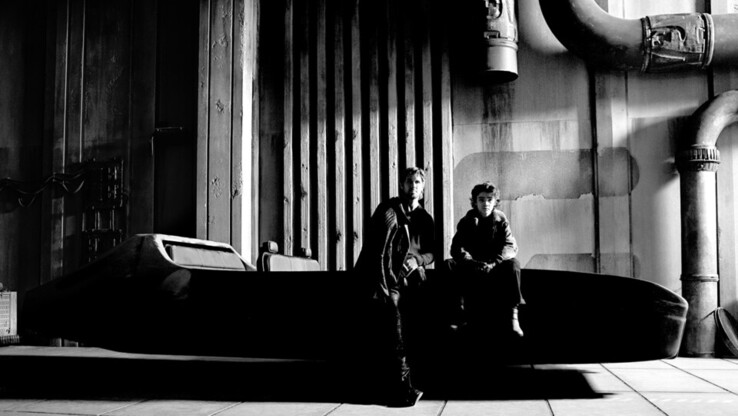 Ryan Gosling links en Flynn Gray rechts op een landspeeder. (Afbeeldingsbron: Ed Miller)