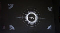 De TCL C1 stelt automatisch scherp met behulp van een afbeelding van stralende lijnen. (Afbeeldingsbron: Notebookcheck)