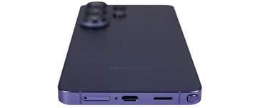 Onderkant: SIM, microfoon, USB, luidspreker