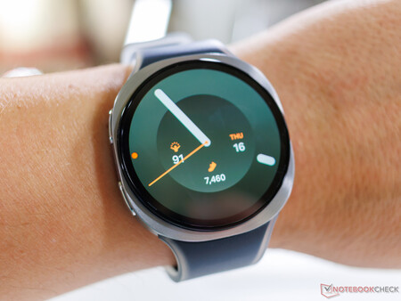 De Samsung Galaxy Watch 9 44 mm in de hand