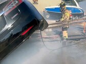 Brandweerman van Sacramento blust een Tesla (Afbeelding: SFD)