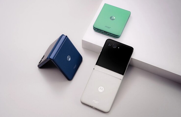 De Motorola Razr 60 wordt geleverd in de kleurstellingen Pantone Gibraltar Sea, Pantone Spring Bud en Pantone Lightest Sky (Afbeelding bron: Motorola)