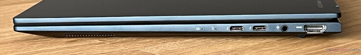 Rechts: 2x USB-C 4.0 met Thunderbolt 4 (40 GBit/s, DisplayPort, Power Delivery), 3,5-mm audio, HDMI 2.1