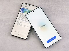 Twee Samsung Galaxy-smartphones waarop een scherm voor een software-update te zien is