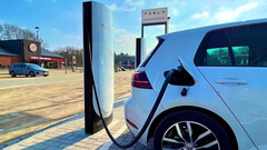 Langere V4-kabel maakt makkelijker opladen mogelijk (afbeelding: Esther Kokkelmans/Twitter)