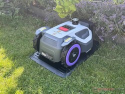 De Anthbot M9 Pro op zijn oplaadstation.