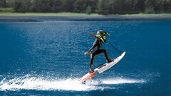 Het Cyrusher Thunders e-surfboard heeft een 10 kW piekvermogen motor. (Afbeelding bron: Cyrusher)