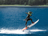 Het Cyrusher Thunders e-surfboard heeft een 10 kW piekvermogen motor. (Afbeelding bron: Cyrusher)
