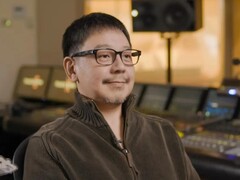 Hitoshi Sakimoto aan zijn mengpaneel in Basiscape, de studio die hij in 2002 oprichtte.