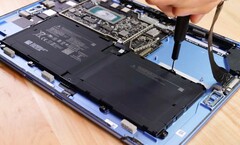 De Surface Pro 9 is aanzienlijk gemakkelijker te repareren dan zijn voorgangers. (Beeldbron: iFixit)