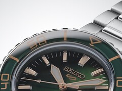 Close-up van de Seiko 5 Sports SKX HDB005, met de nadruk op de donkergroene wijzerplaat