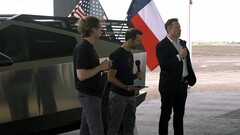 Elon Musk reed in een Cybertruck naar de aankondiging van Tesla&#039;s lithiumraffinaderij (afbeelding: Tesla)