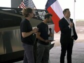Elon Musk reed in een Cybertruck naar de aankondiging van Tesla's lithiumraffinaderij (afbeelding: Tesla)
