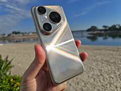 Met zijn hoogglanzende afwerking is de Pura 80 Ultra erg gevoelig voor vingerafdrukken. Goed dat Huawei een beschermhoesje meelevert. (Afbeeldingsbron: Notebookcheck)