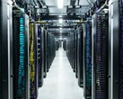 Rijen serverracks van het Meta-datacenter met kleurgecodeerde bekabeling en bovengrondse voedingssystemen in een computerhal met hoge dichtheid. (Afbeelding Bron: Meta)