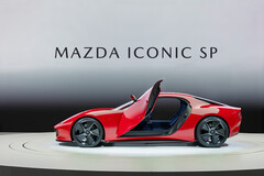 Passagier en bestuurder betreden de Mazda Iconic SP via omhoogzwaaiende deuren (Afbeelding bron: Mazda)