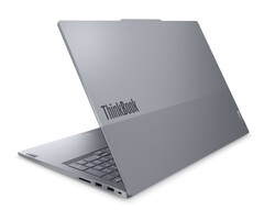 De ThinkBook 16 Snapdragon Edition lijkt erg veel op zijn AMD en Intel tegenhangers. (Afbeeldingsbron: WalkingCat)