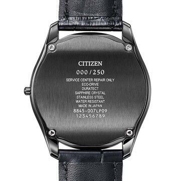 Achteraanzicht van de Citizen Eco-Drive One AQ5025-04N, met de geborstelde zwarte kastdeksel, de nummering van de gelimiteerde editie en de gegraveerde specificaties.