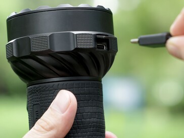 De Olight Marauder 3 met bidirectionele USB-C-aansluiting kan worden gebruikt om telefoons en elektronische apparaten omgekeerd op te laden.