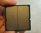 Een gebruiker heeft afbeeldingen gedeeld van een uitstulping in zijn Ryzen 9 9950X3D CPU die gekoppeld was met een ASRock moederbord. (Afbeeldingsbron: I_fliu op Reddit)