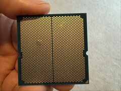 Een gebruiker heeft afbeeldingen gedeeld van een uitstulping in zijn Ryzen 9 9950X3D CPU die gekoppeld was met een ASRock moederbord. (Afbeeldingsbron: I_fliu op Reddit)