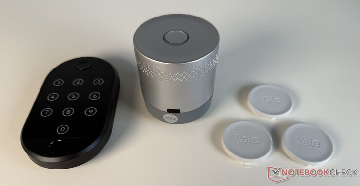 Yale Smart Keypad 2 - Vingerafdruk (links), Yale Linus Smart Lock L2 Lite (midden) en Yale Dot 3-pack (rechts)