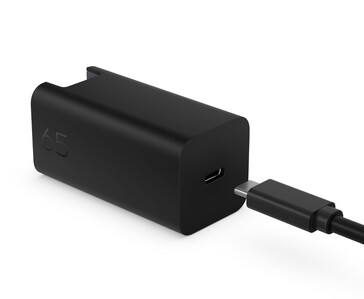 HP 65W GaN wandoplader met USB-C poort aangesloten op een USB-C kabel (Afbeelding bron: HP)