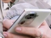 Een "Reno11" smartphone in het wild(?). (Bron: Digital Chat Station via Weibo)