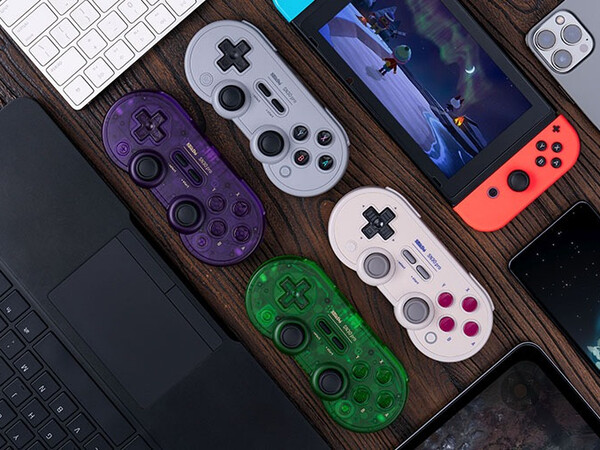 De 8BitDo SN30 Pro Bluetooth-controller is verkrijgbaar in vier kleuren, waarvan er twee een doorschijnend ontwerp hebben. (Afbeeldingsbron: 8BitDo)