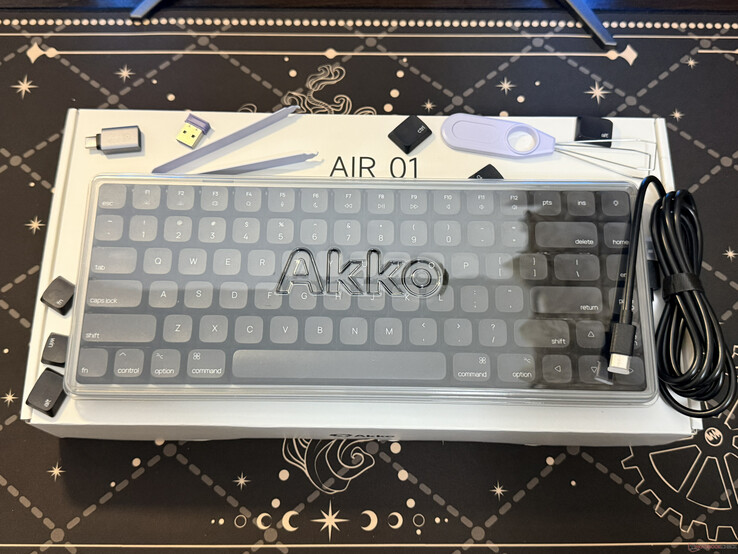 Alles wat in de doos van de Akko Air 01 zit