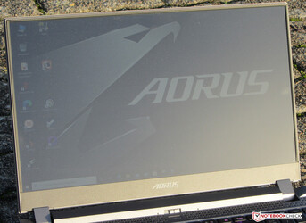 De Aorus 15P buiten (geschoten in de felle zon)