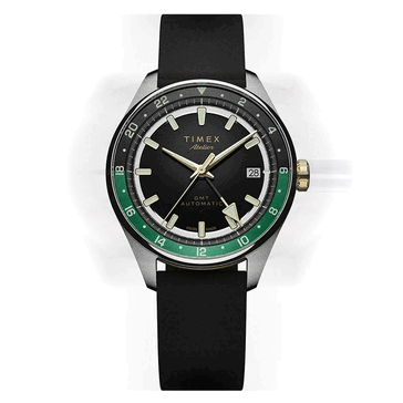 Timex Atelier GMT Première M1a met een zwarte wijzerplaat, groene 24-uurs-GMT-ring en zwarte NBR-rubberen band.