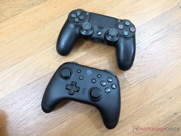 EasySMX-controller is groter en ligt prettiger in de hand dan de PS4-controller