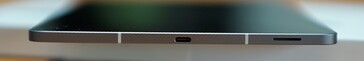 Rechts: USB-C poort, luidspreker