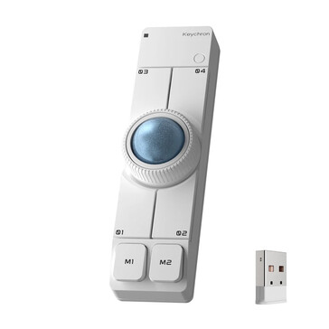 De Keychron Nape Pro draadloze trackballmuis in het wit, samen met een USB Type-A-dongle