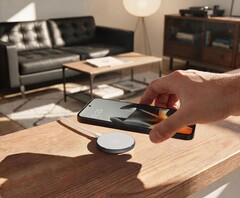 De Moto Snap Wireless Charger levert 25 W aan Qi 2.2-toestellen en 30 W aan Motorola-telefoons die gebruikmaken van het eigen protocol van het bedrijf.