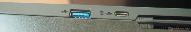 Rechts: USB-A 3.2 Gen 2, USB-C 3.2 Gen 2 incl. DisplayPort 1.4
