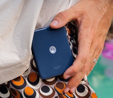 De Motorola Razr in Pantone Gibraltar Zee. (Afbeeldingsbron: Motorola)