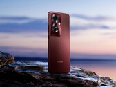 De Oppo F25 Pro 5G heeft een optionele getextureerde achterkant in opvallend rood. (Afbeelding: Oppo)