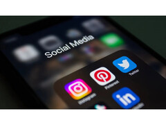 Een close-up van een smartphonescherm waarop verschillende sociale media-apps in een map worden weergegeven. (Afbeelding Bron: Bastian Riccardi op Pexels)