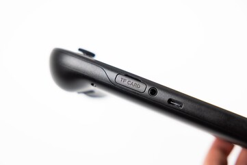 De Retroid Pocket 6 heeft een TF-kaartsleuf om meer opslagruimte toe te voegen. (Afbeeldingsbron: Retroid)