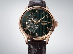 Close-up van de groene wijzerplaat van de Seiko Presage HCB007, waarop het gestructureerde geometrische patroon, de Romeinse cijfers en het zichtbare mechanische uurwerk te zien zijn.