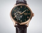 Close-up van de groene wijzerplaat van de Seiko Presage HCB007, waarop het gestructureerde geometrische patroon, de Romeinse cijfers en het zichtbare mechanische uurwerk te zien zijn.