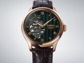 Close-up van de groene wijzerplaat van de Seiko Presage HCB007, waarop het gestructureerde geometrische patroon, de Romeinse cijfers en het zichtbare mechanische uurwerk te zien zijn.