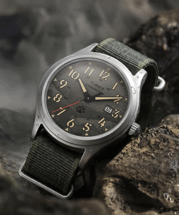 De Timex TW2Y89500 is voorzien van een groene wijzerplaat met camouflagepatroon