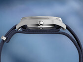 Zijprofiel van de Peanuts x Timex Marlin Jet Automatic, met de roestvrijstalen kast, het gewelfde Hesalite-glas over de lunette en de blauwe, gestructureerde stoffen band.