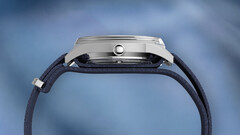 Zijprofiel van de Peanuts x Timex Marlin Jet Automatic, met de roestvrijstalen kast, het gewelfde Hesalite-glas over de lunette en de blauwe, gestructureerde stoffen band.